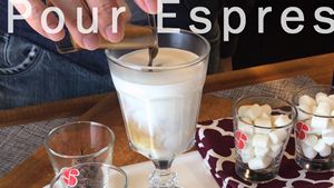 Coffee Recipes > Espresso into Salted Caramel Latte Macchiato